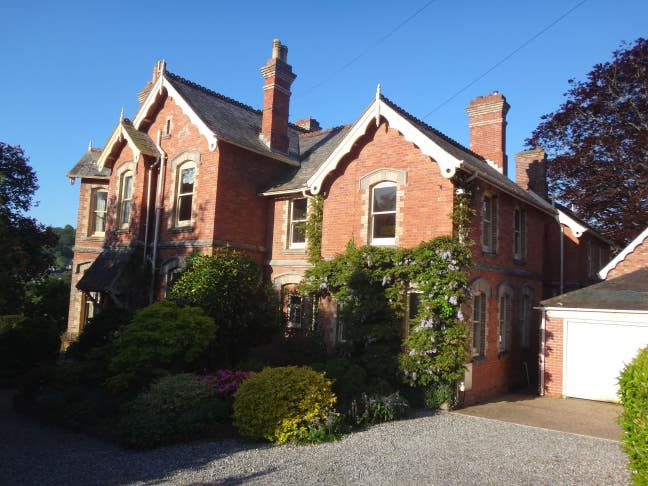 Victorian house in a big garden Main Photo