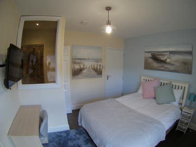 Lovely En-suite Room in Homely House - Low Deposit Main Photo