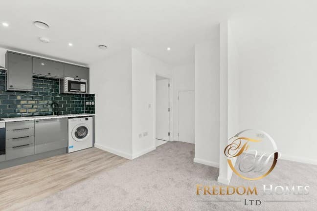 Spacious Studio Apartment with Parking in PE1 🚘 Main Photo