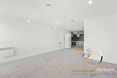Spacious Studio Apartment with Parking in PE1 🚘 Main Photo