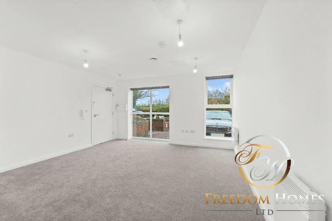 Spacious Studio Apartment with Parking in PE1 🚘 Main Photo