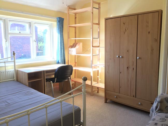 Spacious and Quiet Double Room to Let All Inc Main Photo