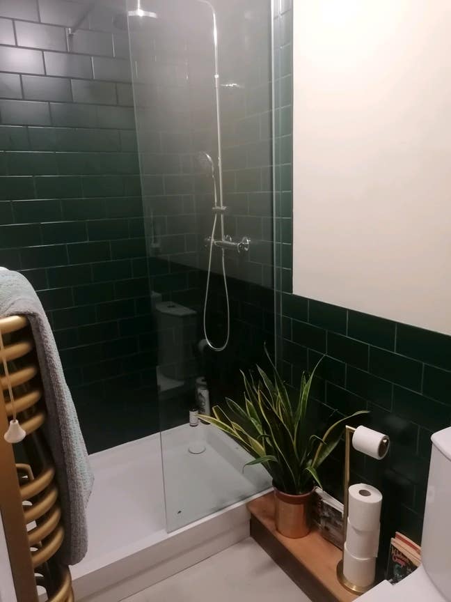 Nice cosy double with small ensuite toilet. Main Photo