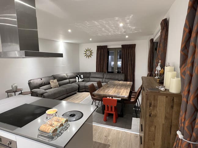 Large Double Room  /All Bills Included  Main Photo