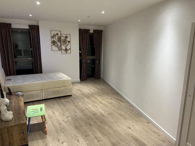 Large Double Room  /All Bills Included  Main Photo