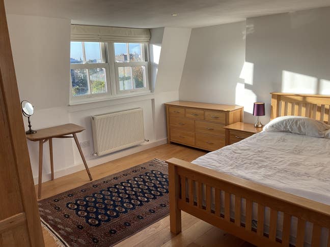 Large, bright en-suite double room - bills incl. Main Photo