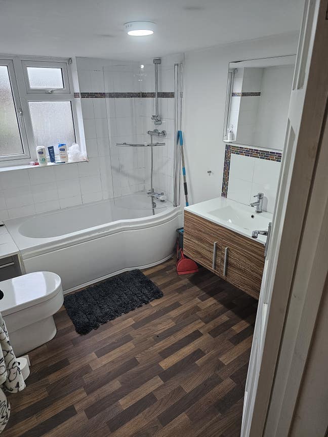 Large double room with ensuite Main Photo