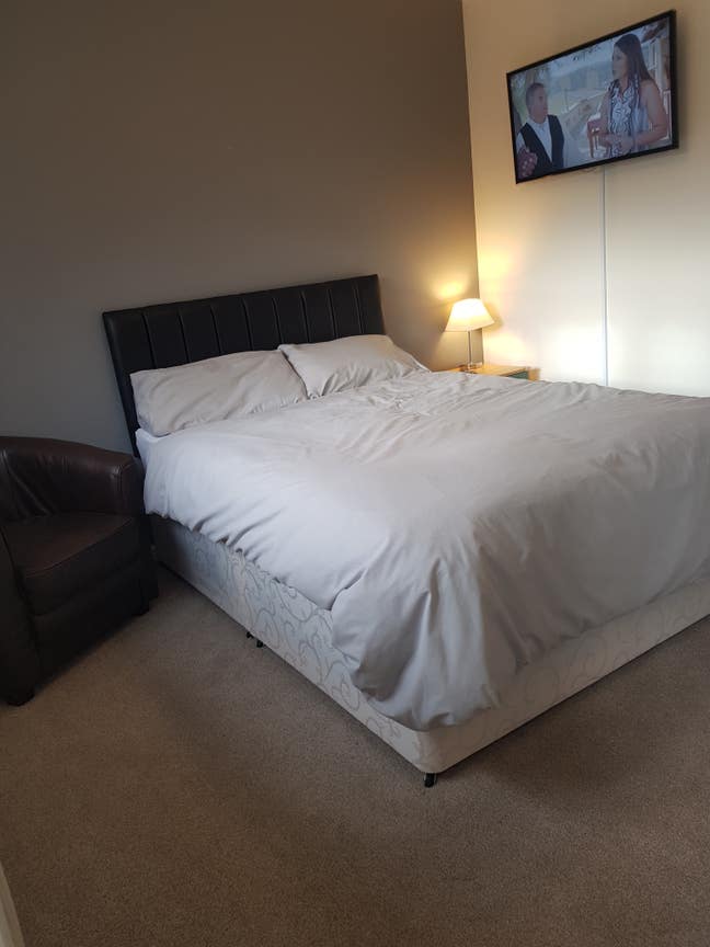 Double bedroom with en-suite for sole use Main Photo