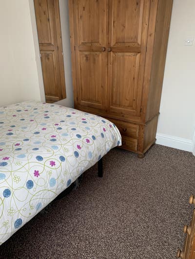 Mon- Friday bedroom  relaxed friendly house Main Photo