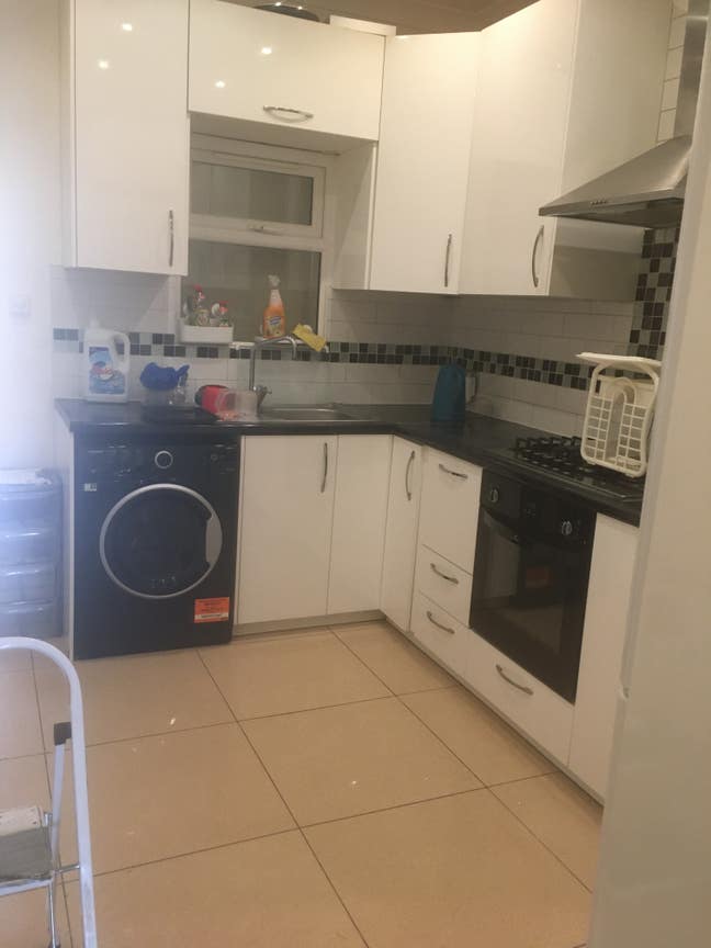 Two double and one single room available to rent Main Photo