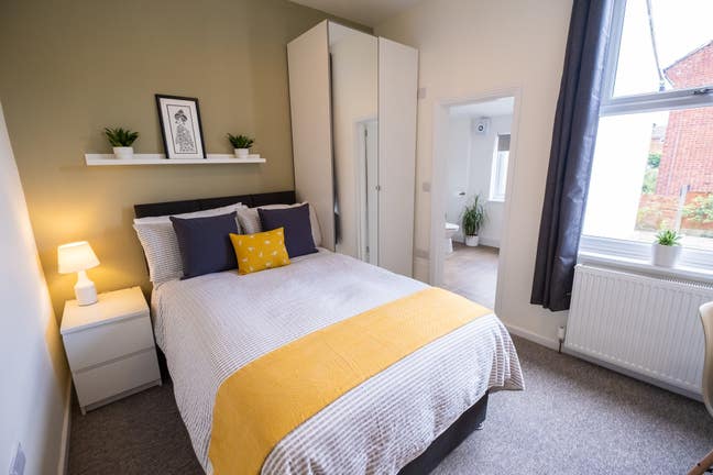 Double Bedroom & Large En-Suite, Bills included Main Photo