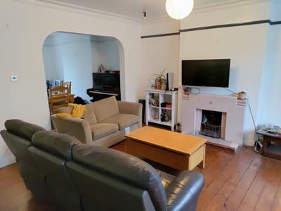 Single room in spacious Brixton house Main Photo
