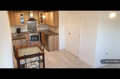 Clean/Large/Modern room front of Bedford hospital Main Photo