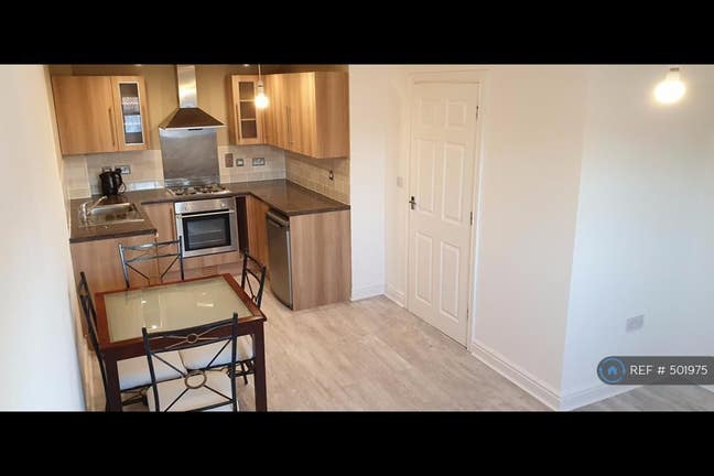 Clean/Large/Modern room front of Bedford hospital Main Photo