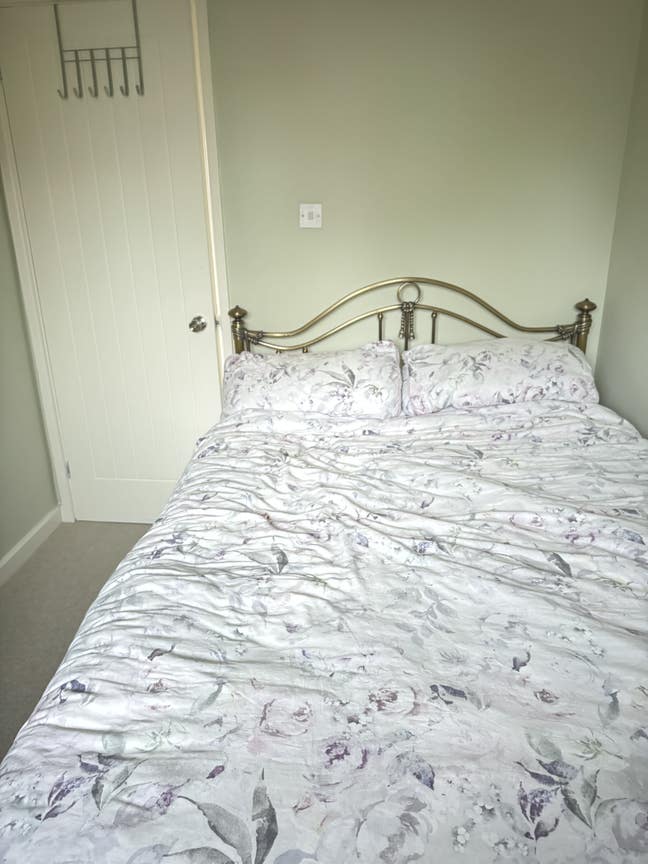 Small Double Room in Shared House Main Photo