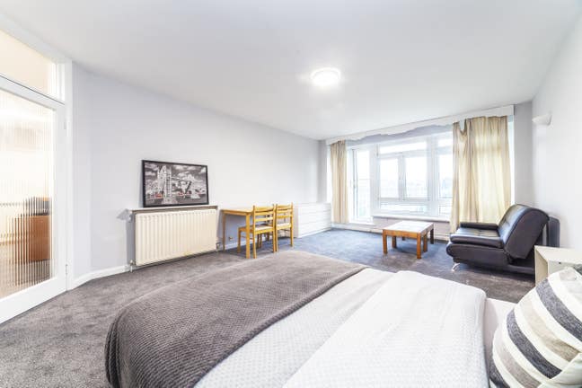 **Big Double Room w/ Balcony in East Putney** Main Photo