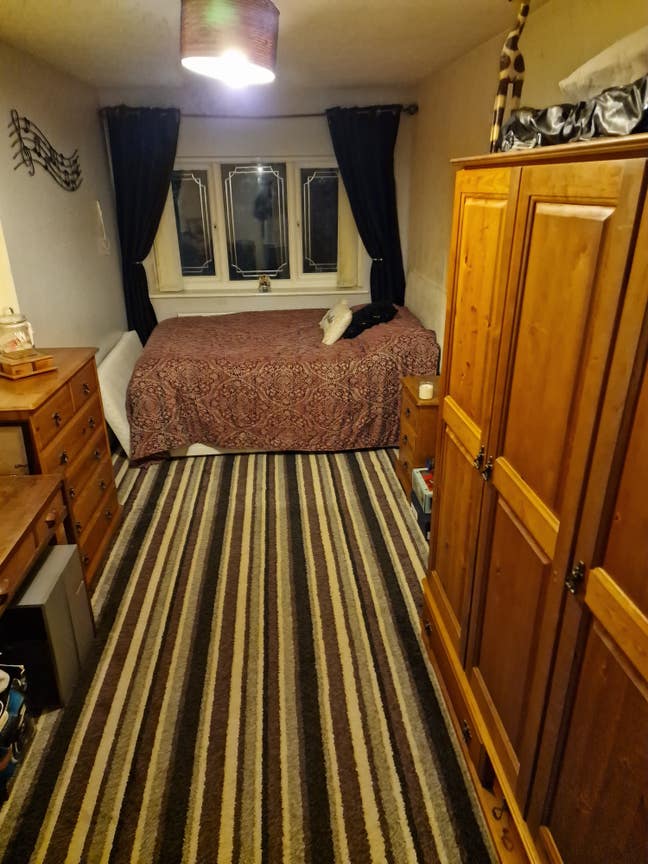Large Double room in friendly family home. Main Photo