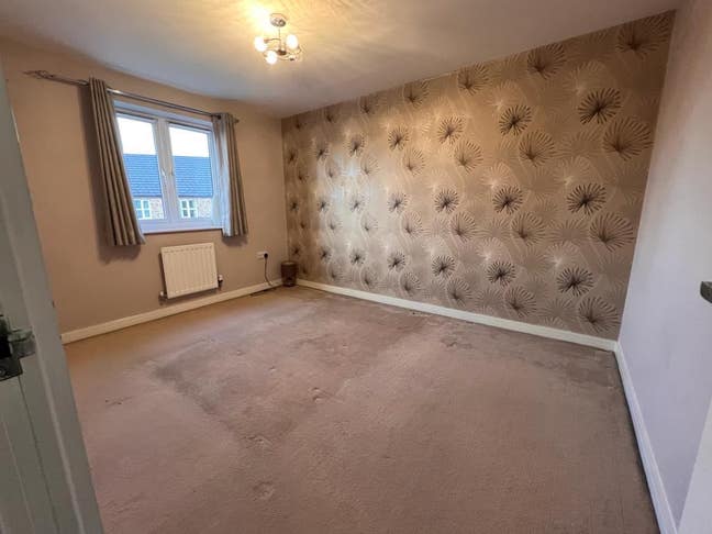 Room available in a good location - CV3 Main Photo