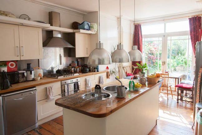 Double Room in Huge Victorian House Main Photo