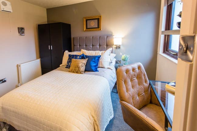 Comfortable Studios 5 min walk QEH, parking ! Main Photo