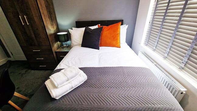 Fantastic property - walking distance to BAE Main Photo