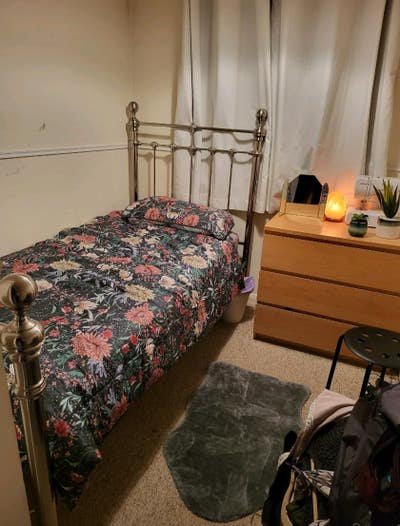 Single room in a quiet home.  Main Photo