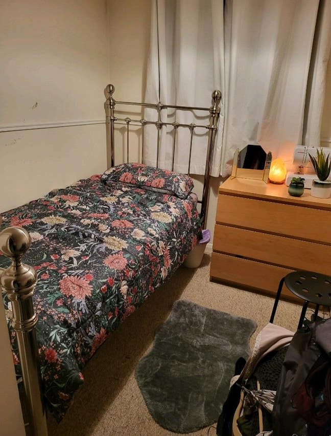 Single room in a quiet home.  Main Photo