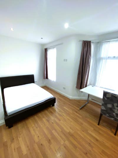 Bedsit Studio &pound;935 Pcm Ilford Main Photo