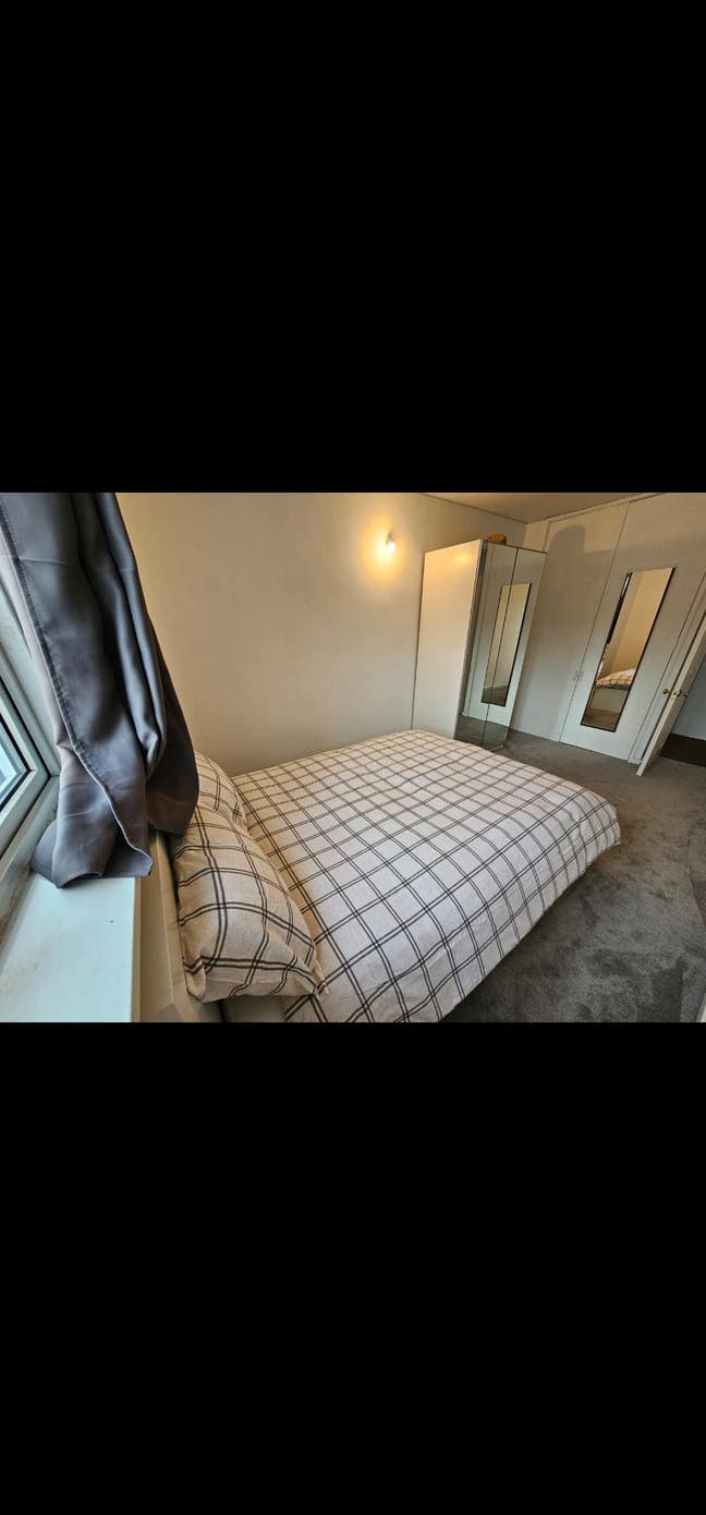 Double bedroom in 2 beddrom house Main Photo
