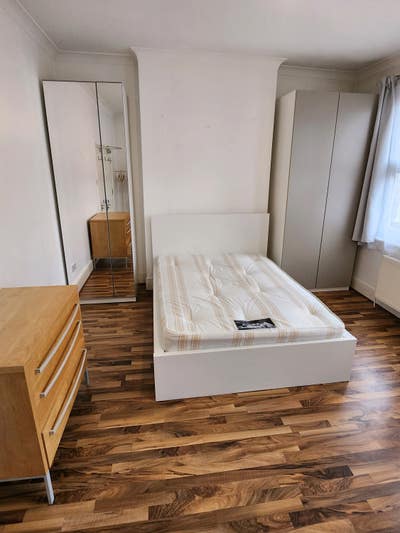 Large Double Room 2 mins Seven Sisters Tube Main Photo