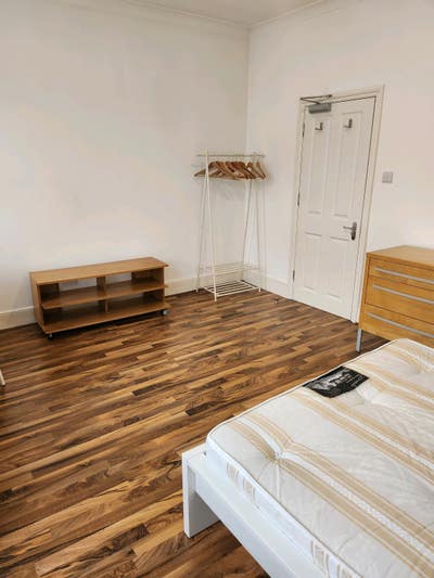 Large Double Room in female houseshare 2 mins tube Main Photo