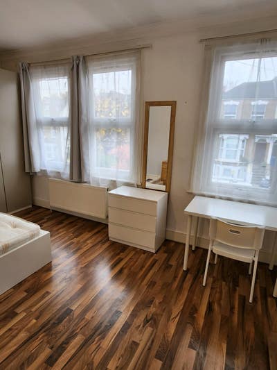 Large Double Room in female houseshare 2 mins tube Main Photo