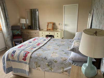 Large Double Room close to city centre Main Photo