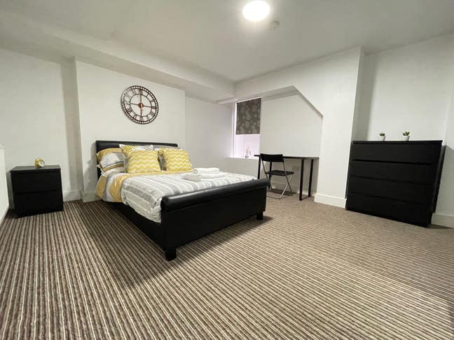 Large Double Room En-Suite in Town Centre Main Photo