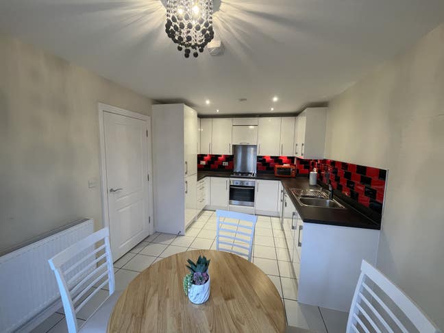 1  large available in 4 bed house Main Photo