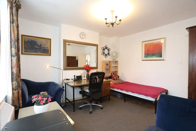 Good size, double room near Euston Main Photo