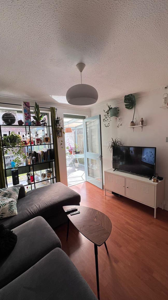 Double room in a cozy friendly flat Main Photo