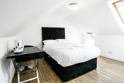 Loft En-Suite Bedroom CB1 Cambridge Station Main Photo