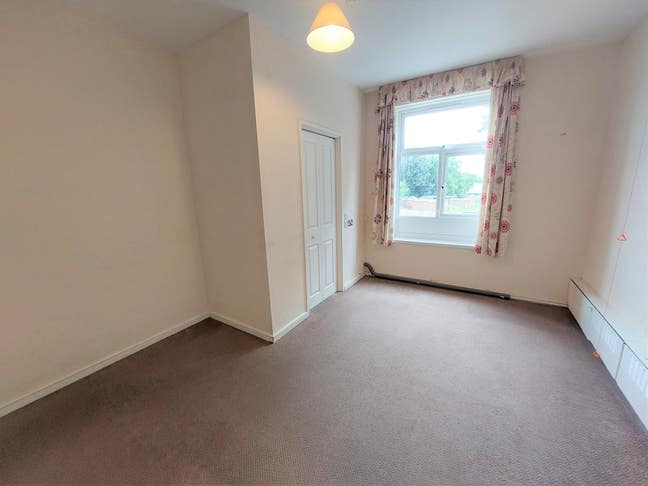 Spacious living space available from 425pcm  Main Photo
