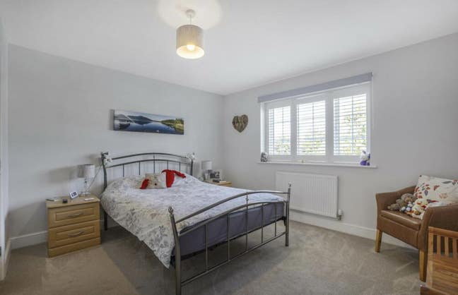 Double room with en suite in detached 4 bed house Main Photo