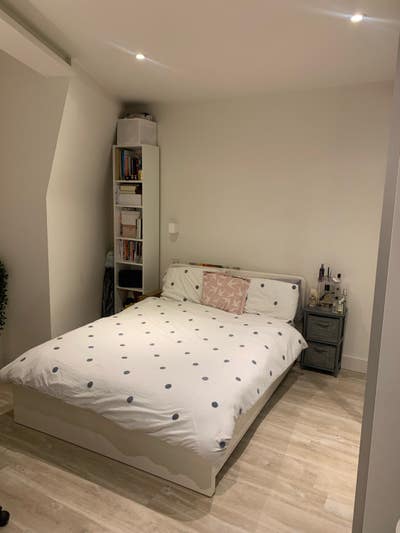 Large en-suite with shared kitchen & living room   Main Photo