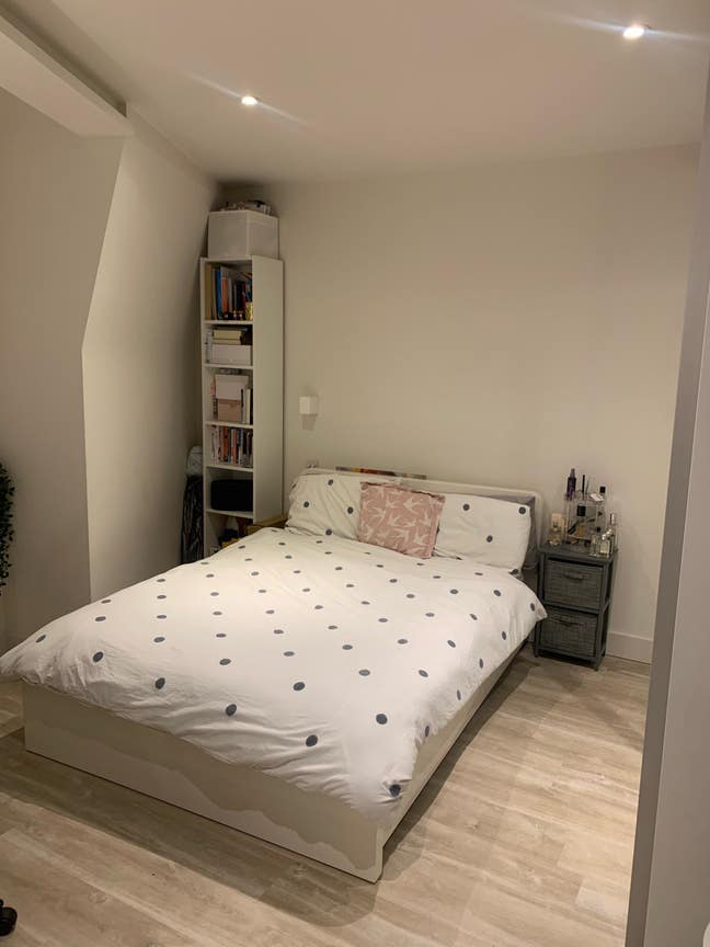 Large en-suite with shared kitchen & living room   Main Photo