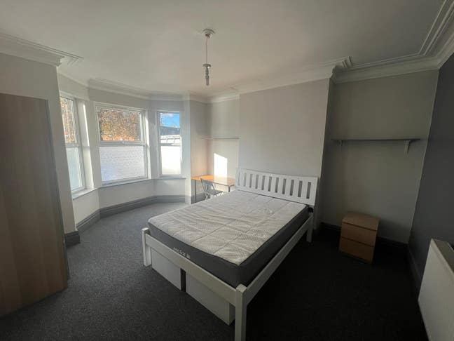 Prime Location Near MRI Hospital & Victoria Baths Main Photo