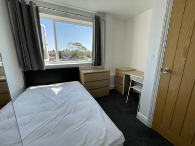 DOUBLE - Very Large House-Excellent Location Main Photo