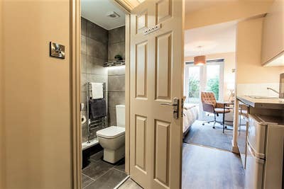 Comfortable Studio with ensuite, 5 min walk QEH Main Photo