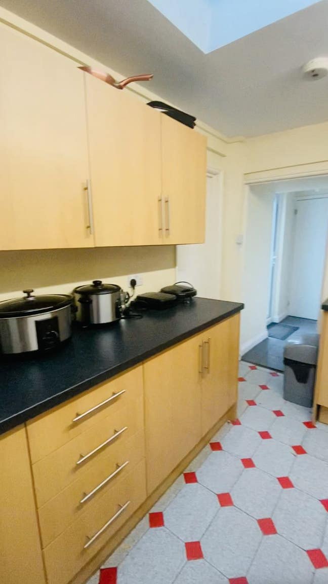 Central Redruth - Close to shops, transport, food Main Photo