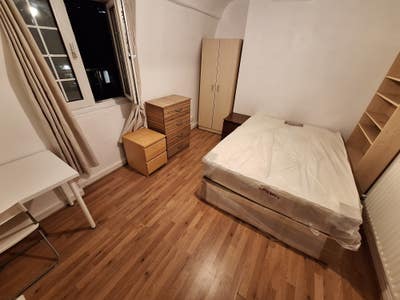 Liverpool St. Double Room available Now Couples ok Main Photo