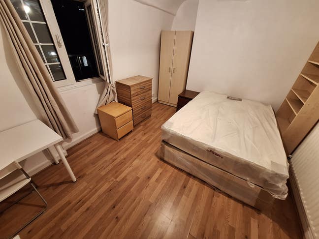 Liverpool St. Double Room available Now Couples ok Main Photo