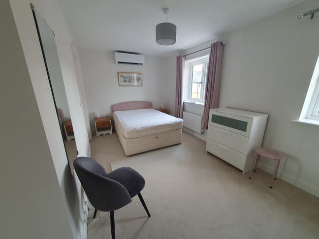 Ensuite with private lounge, avail end Oct. Main Photo