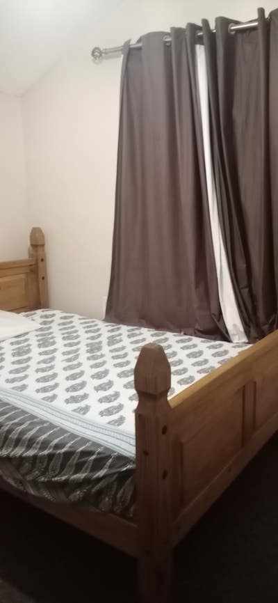 Room to rent in 3 bedroom house Main Photo